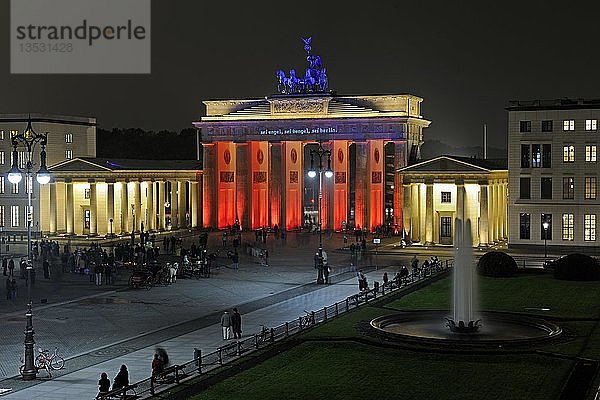 Brandenburger Tor am Pariser Platz  beleuchtet während des Festival of Lights 2009  Berlin  Deutschland  Europa