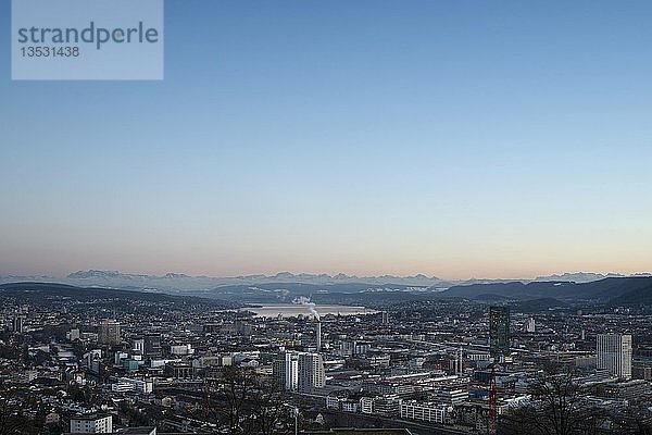 Stadtbild  im Hintergrund der Zürichsee  am Horizont die Schweizer Alpen  Zürich  Schweiz  Europa