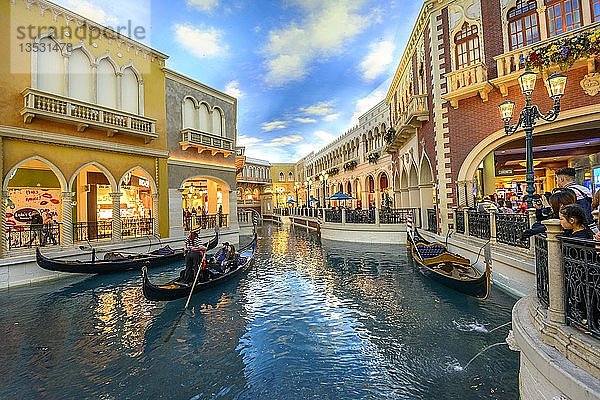 Replik Venedig  venezianische Gondeln mit Touristen auf dem Kanal  Canale Grande  Grand Canal  unter künstlichem Himmel  The Venetian Resort Hotel  Casino  Las Vegas Strip  Las Vegas  Nevada  USA  Nordamerika