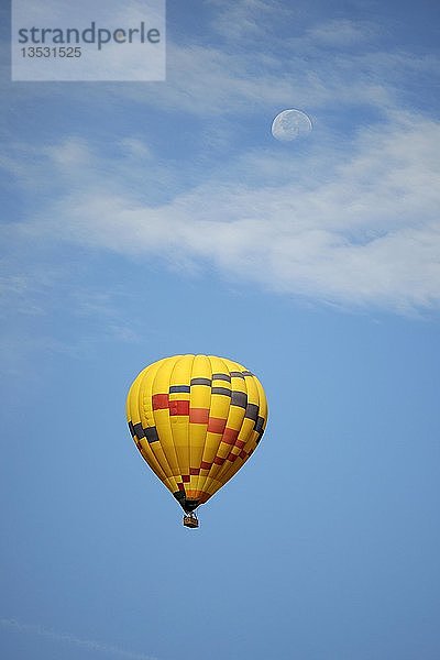 Heißluftballon mit Mond  USA  Amerika  Nordamerika