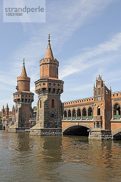 Oberbaumbrücke in Berlin  Deutschland  Europa