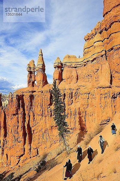 Amische Menschen beim Wandern auf dem Peckaboo Trail  Bryce Canyon National Park  Utah  USA  Nordamerika