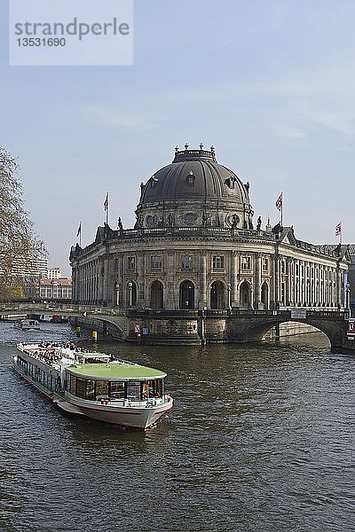 Fahrgastschiff auf der Spree vor dem Bode-Museum  Museumsinsel  UNESCO-Welterbe  Berlin  Deutschland  Europa