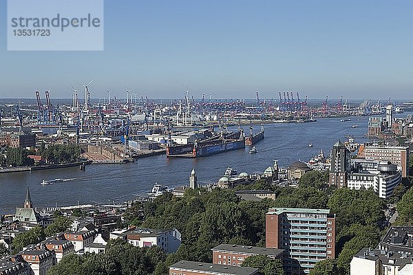 Blick vom Turm der Michaeliskirche auf den Hafen  Hamburg  Deutschland  Europa