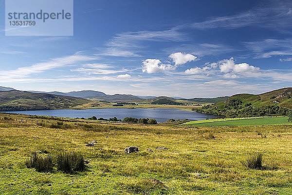 Grasland im Great Glen North mit Loch Ruthven  Nordwestliche Highlands  Schottland  Vereinigtes Königreich  Europa