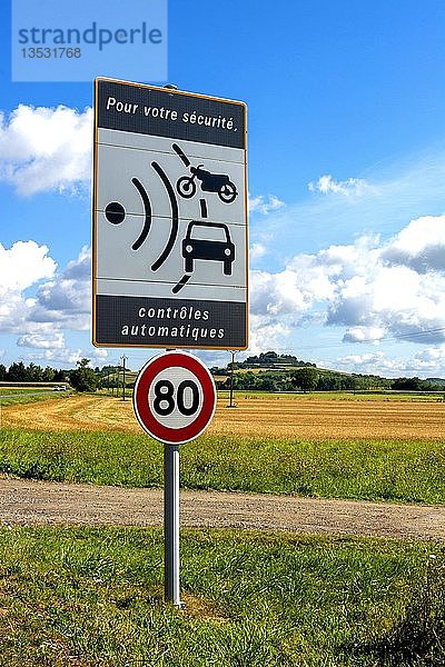 Schild mit Geschwindigkeitsbegrenzung auf 80 km/h und Radarkontrolle  Frankreich  Europa