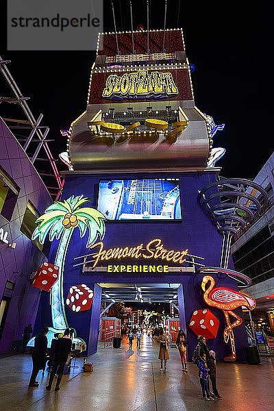 Leuchtreklame an der Fremont Street Experience im alten Las Vegas  Nachtszene  Downtown  Las Vegas  Nevada  USA  Nordamerika