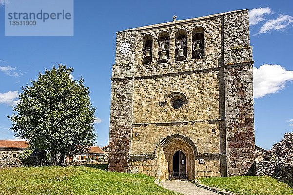 Kirche des Dorfes Saint Paul de Tartas und ihr Glockengiebel  Departement Haute Loire  Auvergne Rhone Alpes  Frankreich  Europa