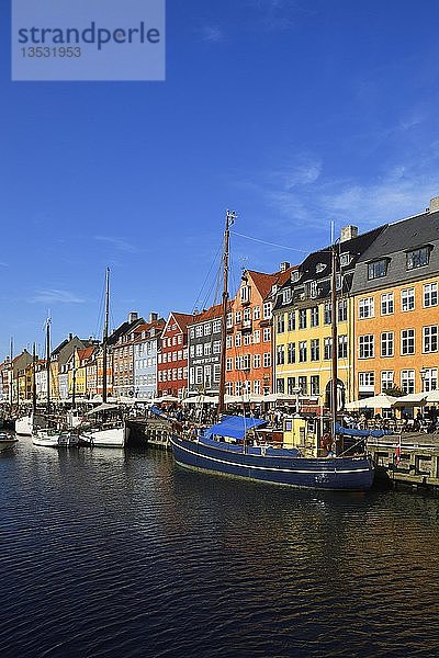 Segelboote auf dem Kanal vor bunten Häuserfassaden  Vergnügungsviertel  Nyhavn  Kopenhagen  Dänemark  Europa