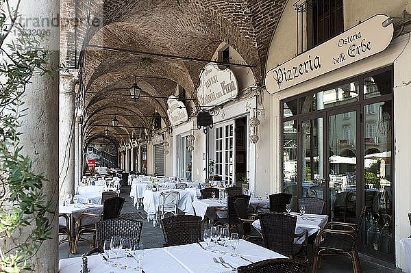Italienische Gastronomie  Restaurant unter Arkaden  Pizzeria Osteria delle Erbe  Mantua  Lombardei  Italien  Europa