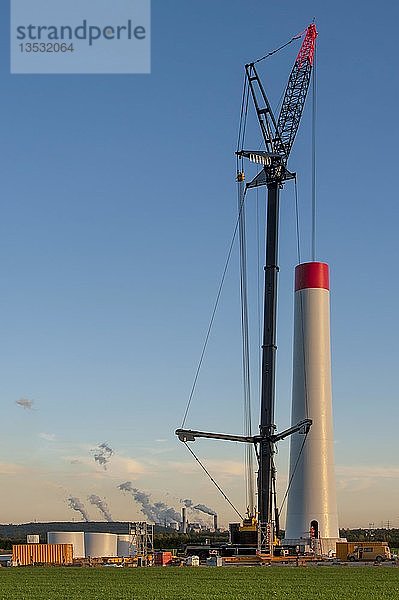 Baustelle eines neuen Windparks  Kohlekraftwerk im Hintergrund  Grevenbroich  Nordrhein-Westfalen  Deutschland  Europa