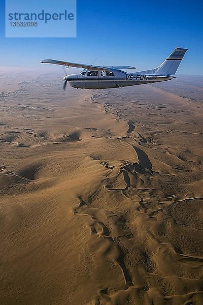 Flugzeug im Flug über der Namib-Wüste  Namibia  Afrika