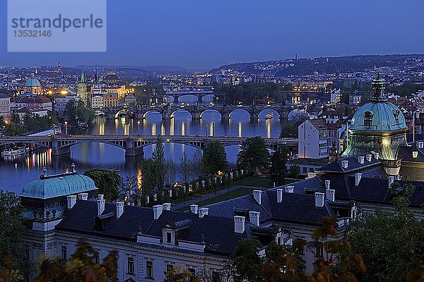 Blick auf die Karlsbrücke und die Moldau bei Nacht  Altstädter Ring  historisches Zentrum  Prag  Böhmen  Tschechische Republik  Europa