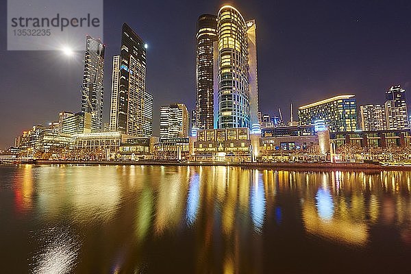 Stadtzentrum  Skyline mit Wolkenkratzern am Yarra-Fluss bei Nacht  Melbourne  Victoria  Australien  Ozeanien