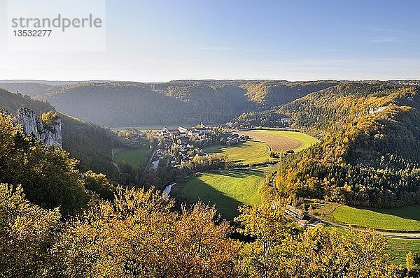 Blick vom Jägerfelsen über das herbstliche Donautal mit dem Dorf und dem Benediktinerkloster Beuron  Landkreis Sigmaringen  Baden-Württemberg  Deutschland  Europa