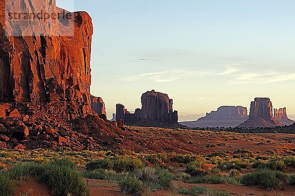 Blick auf das Monument Valley bei Sonnenaufgang  Arizona  USA  Nordamerika