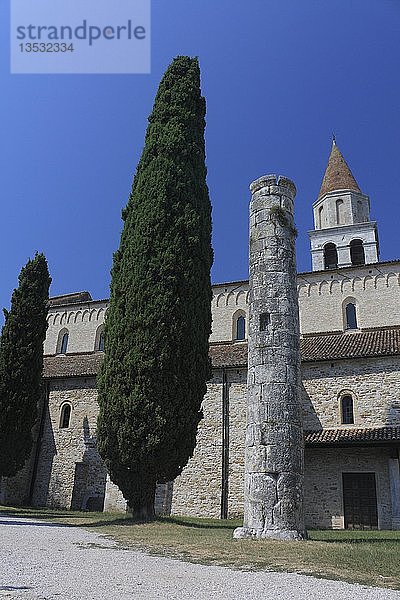 Dom von Aquileia mit Campanile  Basilika der Jungfrau Maria  St. Hermagoras und St. Fortunatus  im Vordergrund eine antike römische Säule  Aquileia  Friaul-Julisch Venetien  Italien  Europa