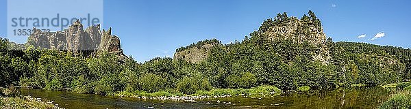 Kapelle und Schloss von Arlempdes  Les Plus Beaux Villages de France  Departement Haute Loire  Auvergne Rhone Alpes