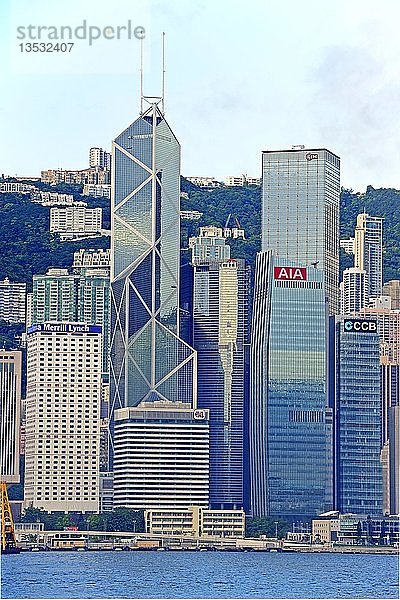 Blick von Kowloon auf die Skyline von Hongkong Island am Hongkong River  Central  mit der Bank of China  Hongkong  China  Asien