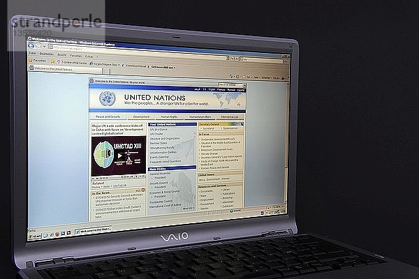 Website  Webseite der Vereinten Nationen auf dem Bildschirm eines Sony Vaio Laptops