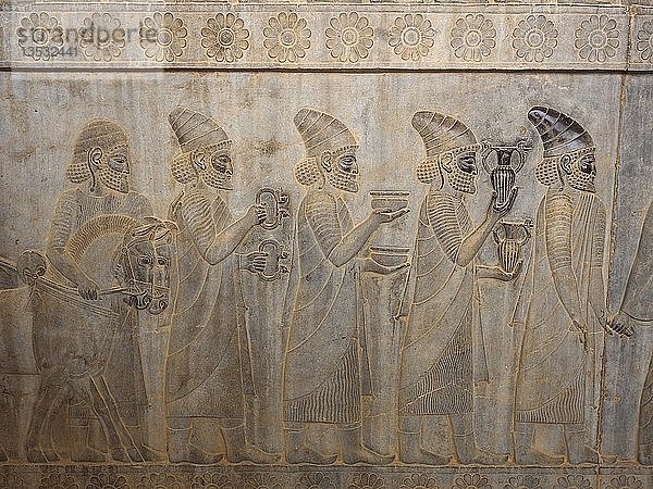 Antikes Relief der Achämeniden  Delegation bringt Geschenke  Apadana-Palast  archäologische Ausgrabungsstätte  antike persische Königsstadt Persepolis  Provinz Fars  Iran  Asien