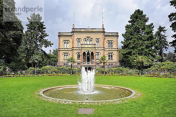 Das Herrenhaus Colombischlössle  1861  mit Brunnen  Freiburg  Baden-Württemberg  Deutschland  Europa