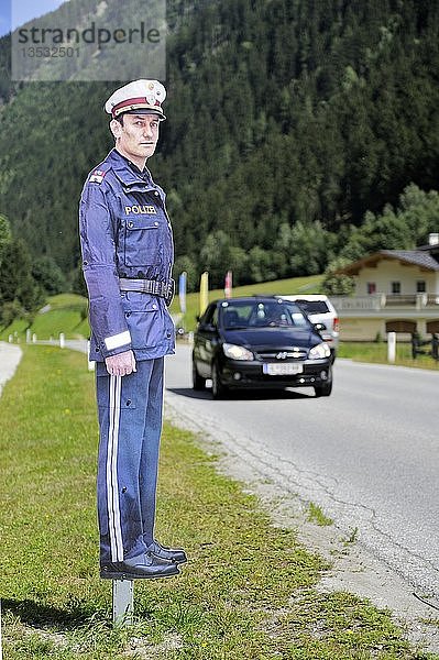 Polizist aus Pappe am Straßenrand zur Erhöhung der Aufmerksamkeit auf der Straße  Tirol  Österreich  Europa