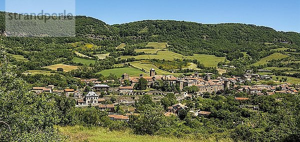 Das Dorf Sainte Eulalie de Cernon  Regionaler Naturpark Grands Causses  Departement Aveyron  Okzitanien  Frankreich  Europa