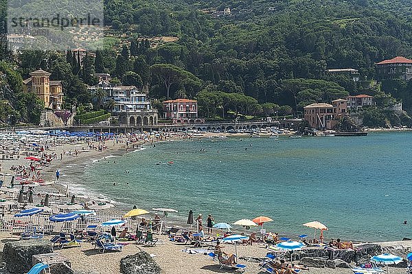 Touristen am Strand von Levanto  Riviera di Levante  Ligurien  Italien  Europa