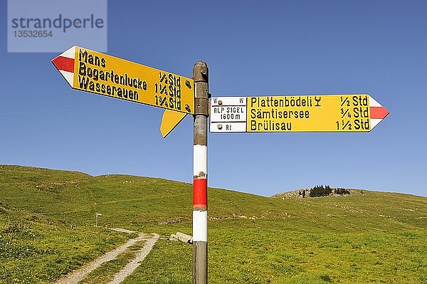 Wanderführer auf dem Hochplateau Alp Sigel  1730 m  in den Appenzeller Alpen  Kanton Appenzell Innerrhoden  Schweiz  Europa