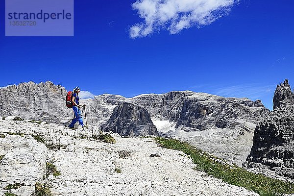 Wanderer oberhalb der Büllele-Joch-Hütte und dem Gipfel des Einser  Sextner Dolomiten  Hochpustertal  Südtirol  Italien  Europa