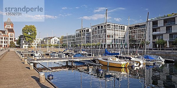 Segelboote und Hörder Burg am Phoenix-See  Dortmund  Ruhrgebiet  Nordrhein-Westfalen  Deutschland  Europa