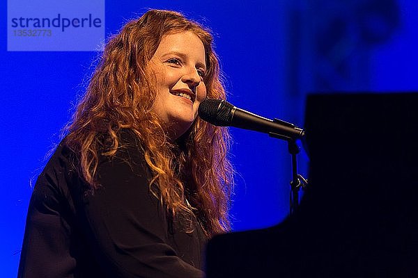 Der britische Sänger und Songwriter Frances live beim Blue Balls Festival Luzern  Schweiz  Europa