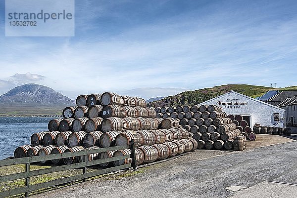 Bunnahabhain Whiskey-Brennerei  gebrauchte Bourbon-Fässer  Islay  Innere Hebriden  Schottland  Vereinigtes Königreich  Europa
