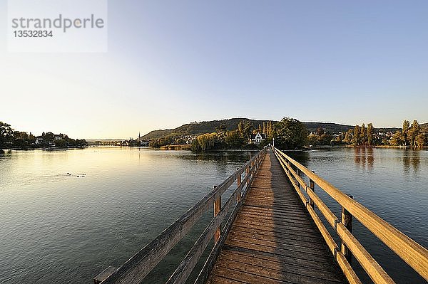 Holzbrücke über den Rhein zur Klosterinsel Werd  Eschenz  Kanton Thurgau  Schweiz  Europa