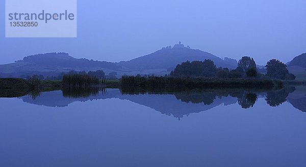 Früher Morgen  Hügel und Wachsenburg spiegeln sich in einem See bei Gotha  Thüringen  Deutschland  Europa