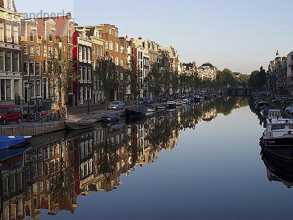 Gracht mit Booten und Wasserspiegelung  Morgenstimmung  Amsterdam  Niederlande  Europa