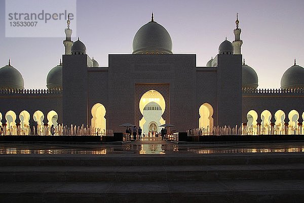 Eingang der Sheikh-Zayed-Moschee  Abu Dhabi  Vereinigte Arabische Emirate  Asien