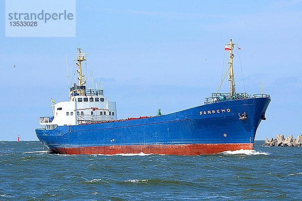 Frachtschiff beim Einlaufen in den Hafen von Swinoujscie  Westpommern  Polen  Europa