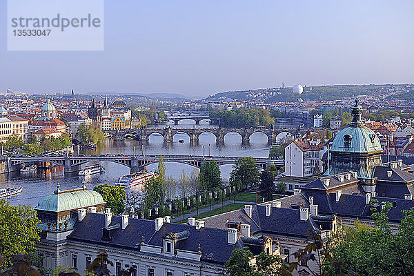 Blick auf die Karlsbrücke am Abend  Moldawien  historisches Viertel von Prag  Böhmen  Tschechische Republik  Europa