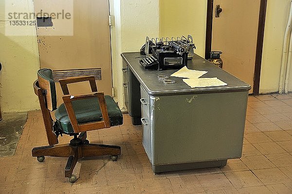 Schreibtisch des wachhabenden Offiziers im Gefängnis  Alcatraz Island  Kalifornien  USA  Nordamerika