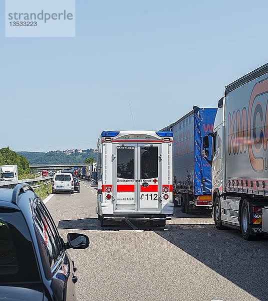 Krankenwagen fährt durch Rettungsgasse  Stau auf Autobahn  Bayern  Deutschland  Europa