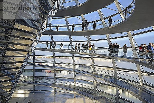 Innenraum mit der verspiegelten Mittelsäule der Kuppel des Reichstagsgebäudes  Architekt Sir Norman Foster  Berlin  Deutschland  Europa