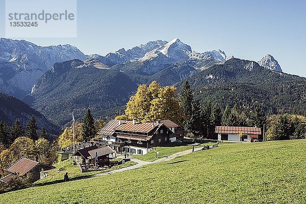 Berggasthof Eckbauer mit dem Wettersteingebirge  Garmisch-Partenkirchen  Werdenfelser Land  Oberbayern  Bayern  Deutschland  Europa