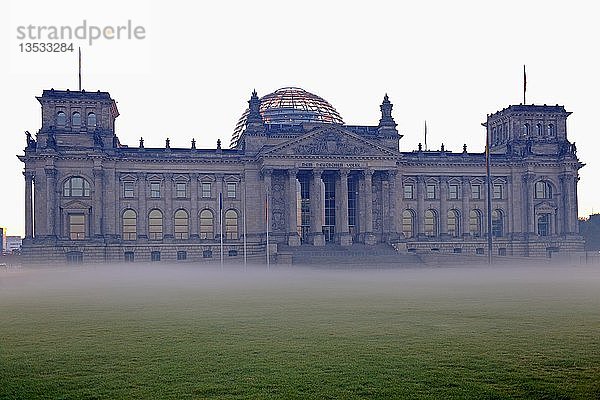 Reichstagsgebäude mit Bodennebel im Morgenlicht  Berlin  Deutschland  Europa  PublicGround  Europa