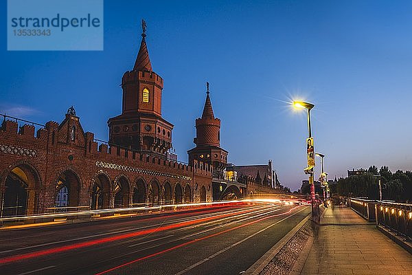 Oberbaumbrücke zwischen Kreuzberg und Friedrichshain bei Nacht  Berlin  Deutschland  Europa