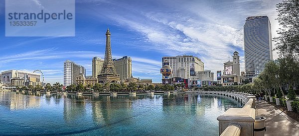 Rekonstruierter Eiffelturm  Hotel Paris und der See vor dem Hotel Bellagio  Las Vegas Strip  Las Vegas  Nevada  USA  Nordamerika