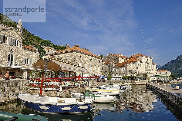 Hafen  Perast  Bucht von Kotor  Montenegro  Europa