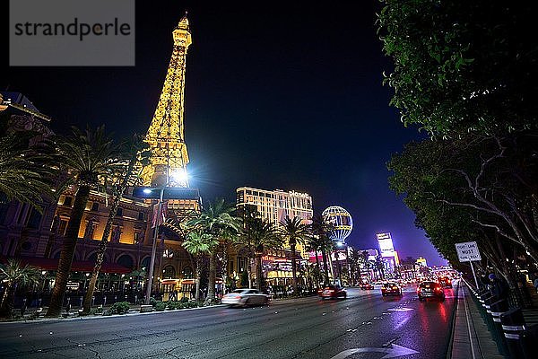 Beleuchtetes Paris Las Vegas Hotel und Casino bei Nacht  mit nachgebautem Eiffelturm  Nachtszene  The Strip  Las Vegas Strip  Las Vegas Boulevard  Las Vegas  Nevada  USA  Nordamerika