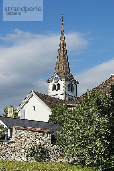 Glockenturm der evangelischen Kirche in der Altstadt von Diessenhofen  historische Stadtmauer im Vordergrund  Kanton Thurgau  Schweiz  Europa
